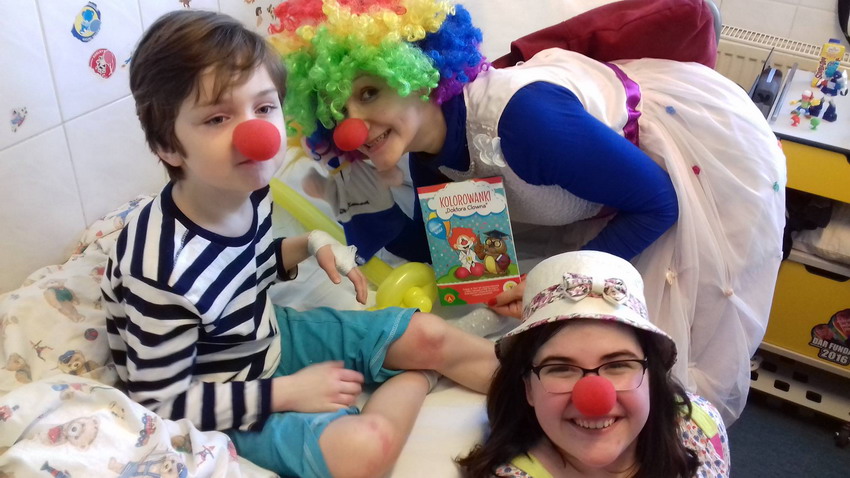Kolorowi i weseli clowni wyleczą śmiechem chore dzieci. Piknik przy szpitalu na Polankach