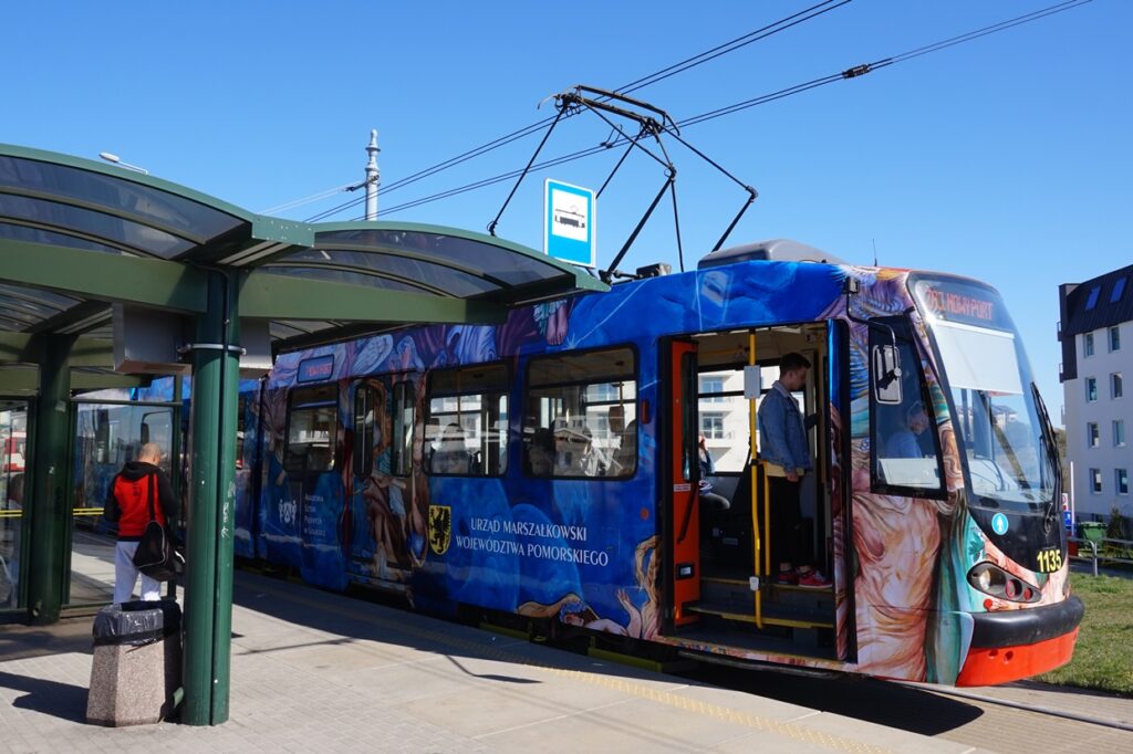 „Niebo polskie” jeździ po Gdańsku. Wyjątkowe malowidło doczekało się promocyjnego tramwaju