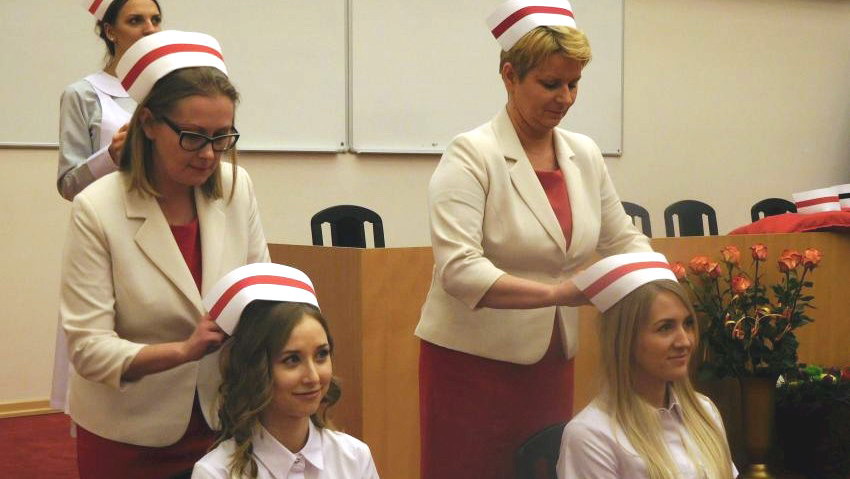 Czepkowanie w Gdańskim Uniwersytecie Medycznym. 100 absolwentów pielęgniarstwa i położnictwa złożyło ślubowanie [GALERIA]