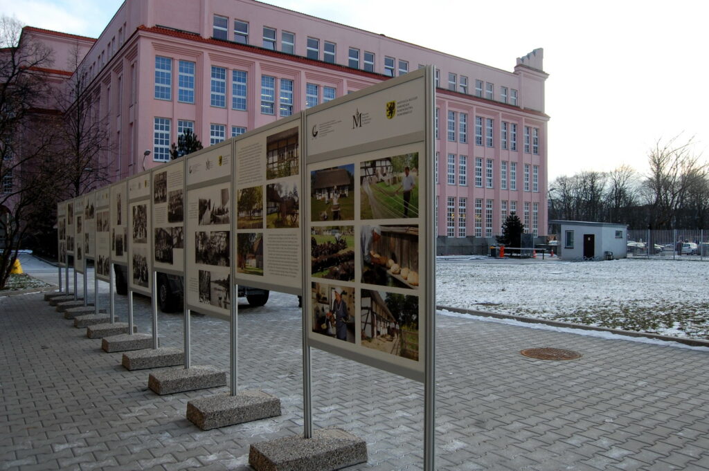 Ostatki Słowian na południowym brzegu Morza Bałtyckiego. Wystawa z Kluk w Warszawie