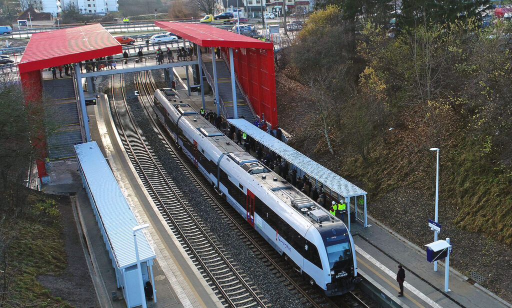 Bilet na peron i na stadion. Dzień otwarty przystanków Pomorskiej Kolei Metropolitalnej w Gdyni