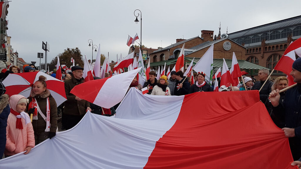 Radosne obchody święta Niepodległości. Parady niepodległości przeszły ulicami pomorskich miast