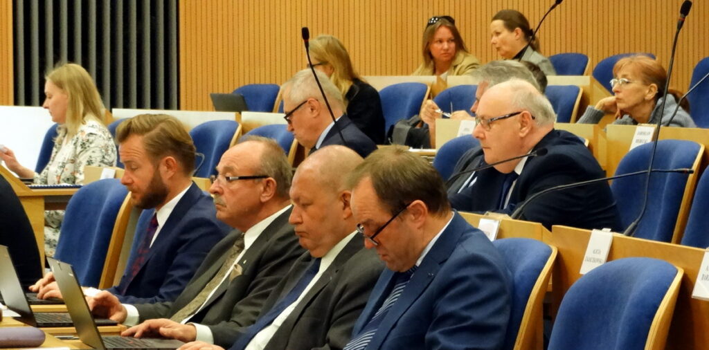 Rezolucja w sprawie zachowania i rozwoju samorządu. Została przyjęta, choć radni PiS głosowali przeciwko