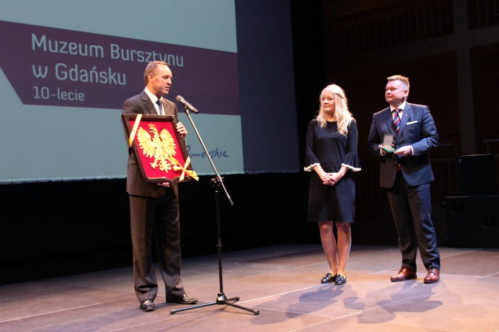 Nie tylko repliki biżuterii brytyjskiej pary książęcej… Zobacz nowe eksponaty w Muzeum Bursztynu