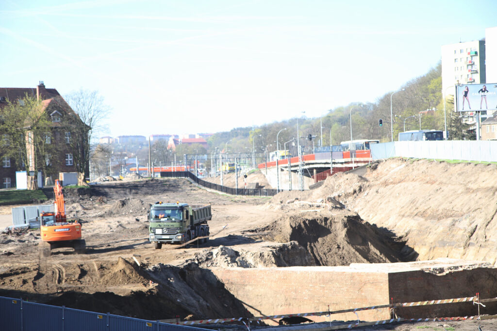 Historyczne odkrycie na budowie parkingu przy Okopowej w Gdańsku. Archeolodzy natrafili na bastion z XVII wieku