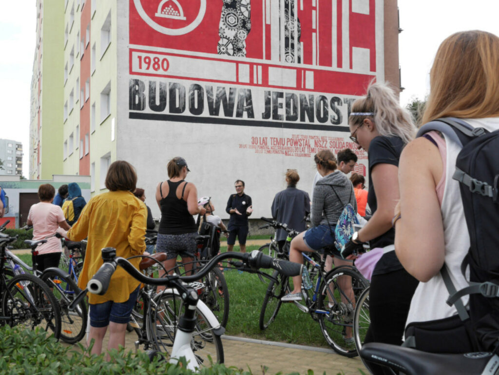 Rowerem przez gdańską Zaspę. Wyjatkowy przejazd szlakiem murali