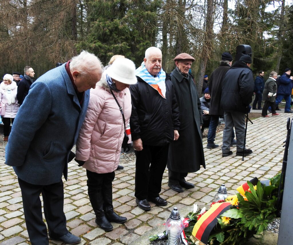 Światło dla bohaterów – zapalenie zniczy na grobach żołnierzy AK [RELACJA]