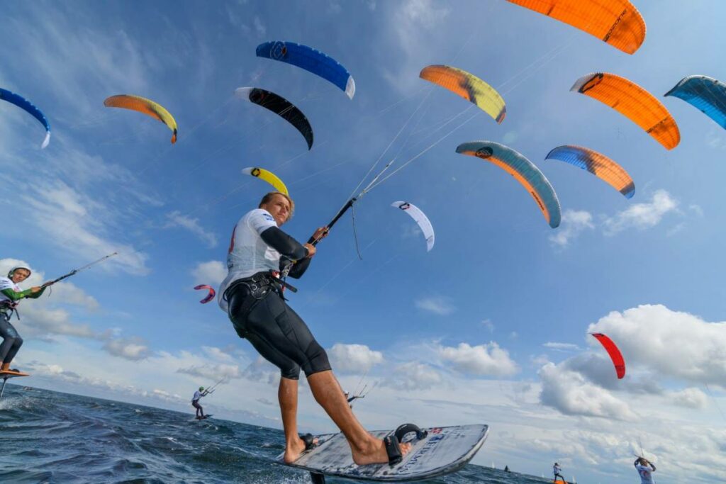 Światowej klasy zawodnicy na wodach Zatoki Puckiej. Mistrzostwa i finał Pucharu Polski w kitesurfingu