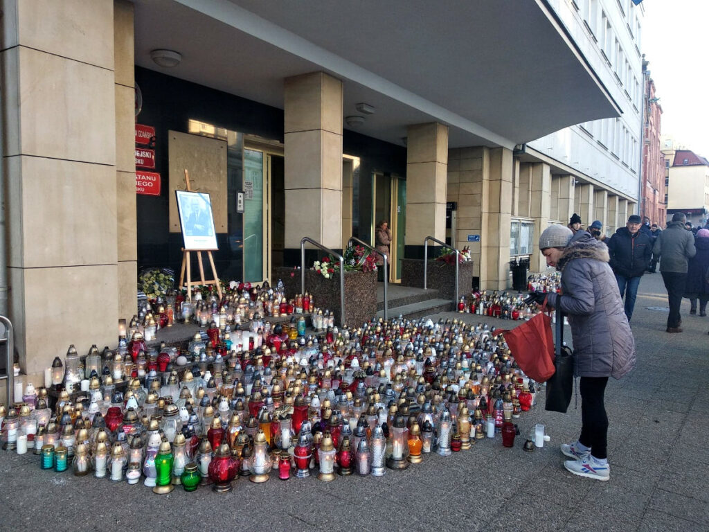 Opuszczone flagi, znicze przed urzędem i odwołane imprezy. Pomorze w żałobie po tragicznej śmierci prezydenta Gdańska