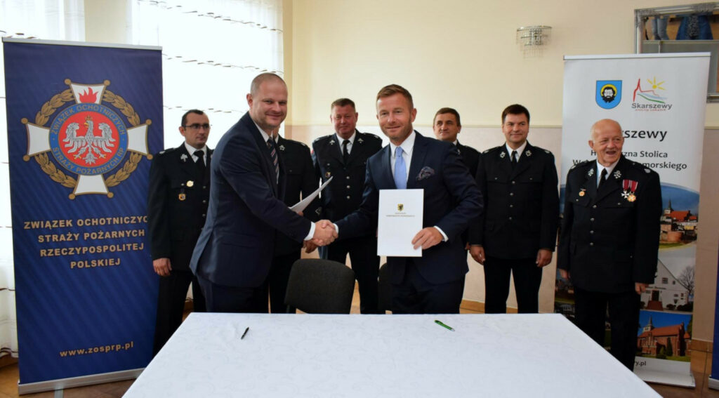 Na pompy, agregaty i bojowe ubrania. Ponad 150 tys. zł trafi do strażaków ochotników z sześciu pomorskich powiatów