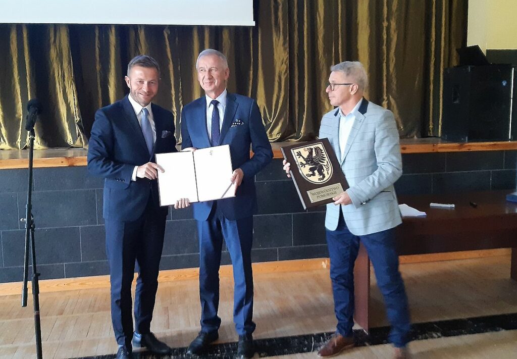 Powiat kartuski wyróżniony za pomaganie seniorom. Organizuje wycieczki, występy artystyczne i teleopiekę