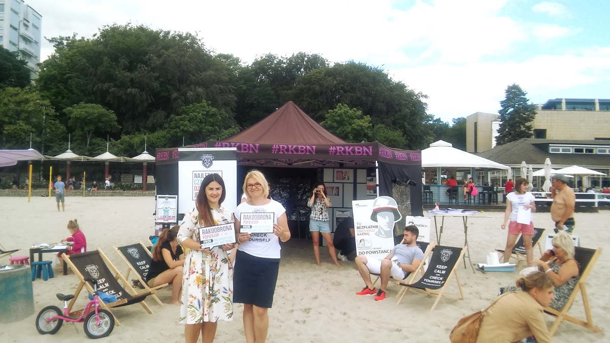 Bezpłatne badania dermatologiczne na plaży w Gdyni. Letnia Akcja Edukacyjna Rakoobrony