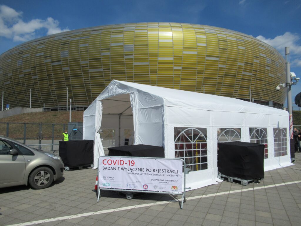 Test na COVID-bez wychodzenia z samochodu. Przy Stadionie Energa Gdańsk ruszył punkt drive-thru