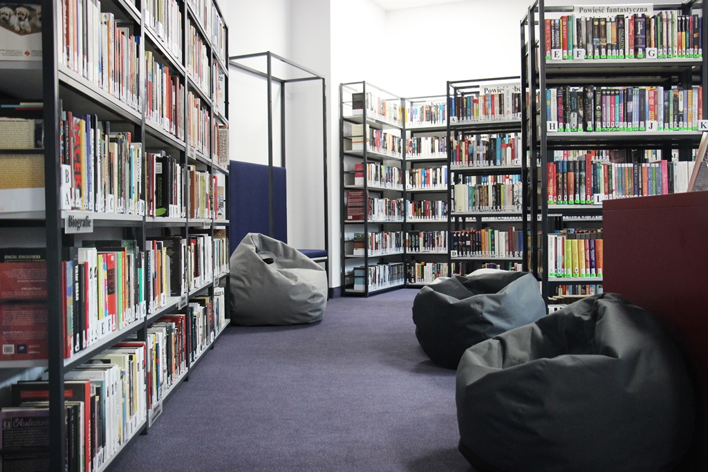 Biblioteka Lawendowa otwarta! Pierwsi czytelnicy już wypożyczają książki i piją kawę
