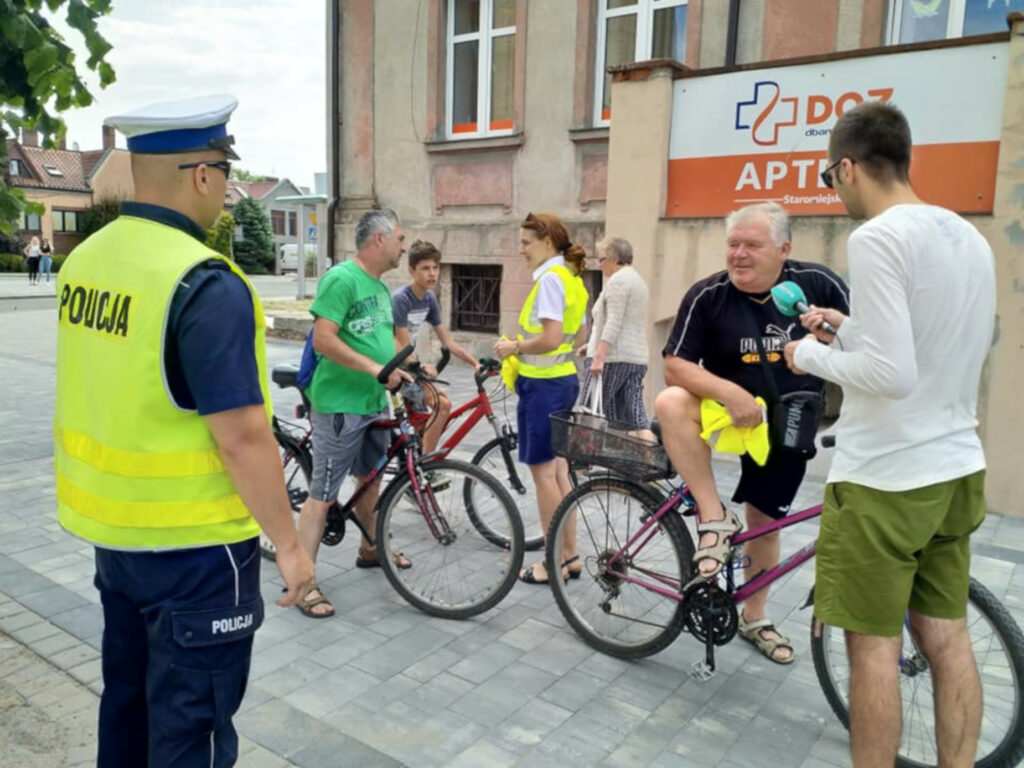 Odblaski, kamizelki i porady. Pomorski Ośrodek Ruchu Drogowego i pomorska Policja wspólnie edukują rowerzystów