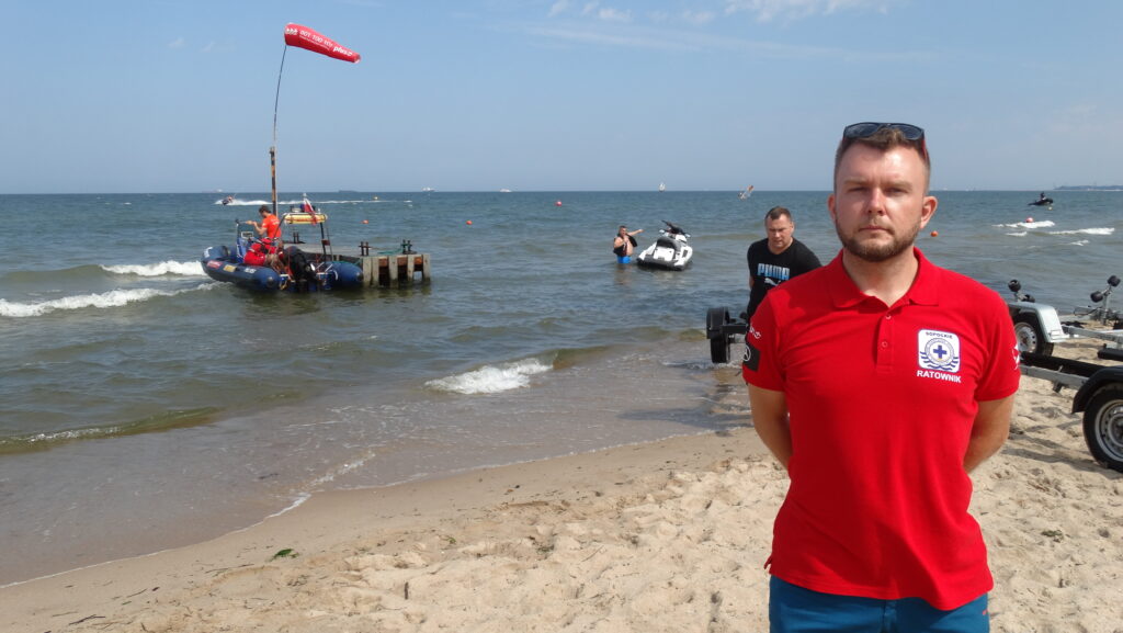 Wakacje nad wodą? „Bezpieczeństwo to ostatnia rzecz, o jakiej myślimy, planując urlop” mówi ratownik WOPR