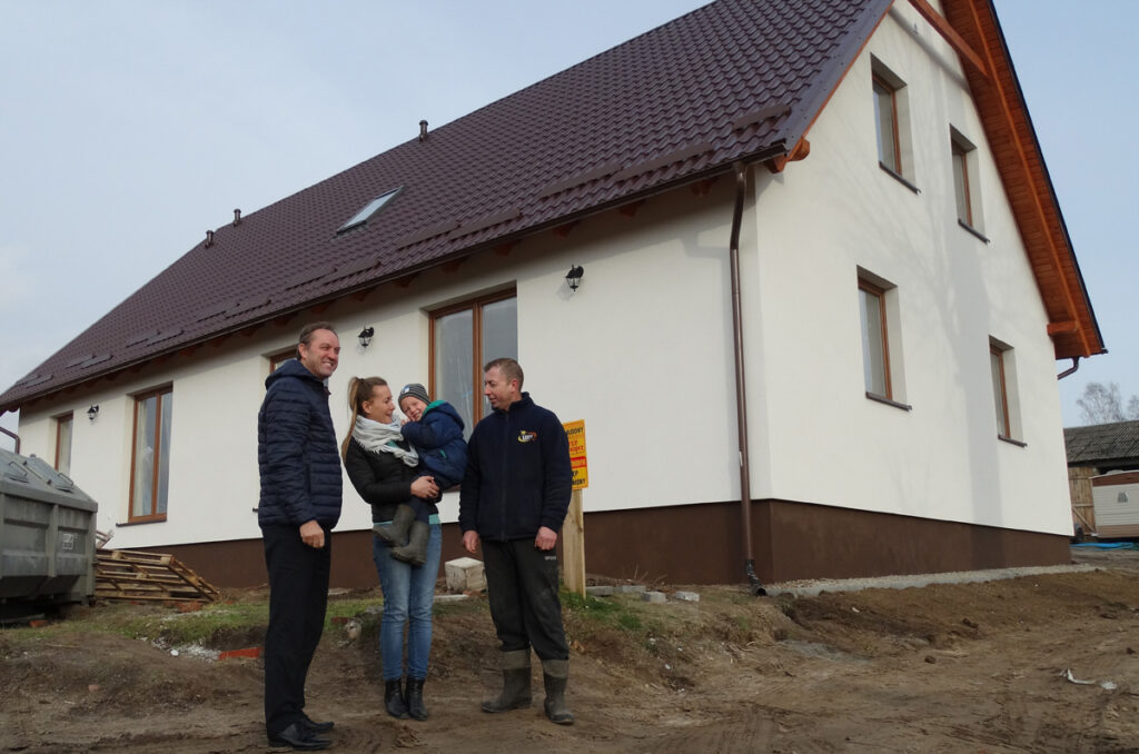 Rodzina Gostomskich z Wysokiej Zaborskiej ma już nowy dom. „Jest tak, jak nam obiecano”