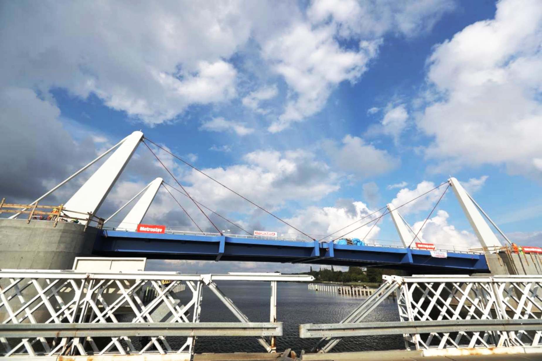 Most im. 100-lecia Odzyskania Niepodległości na Wyspę Sobieszewską już gotowy. Został otwarty w sobotę