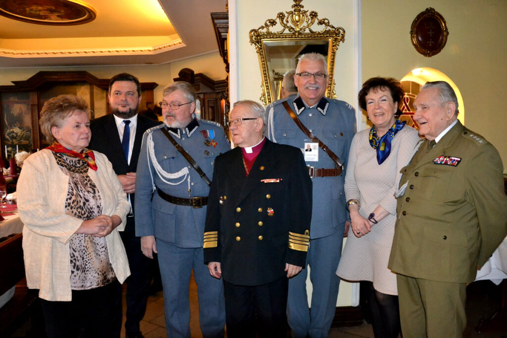 Spotkanie wigilijne dla kombatantów. Uroczysta kolacja, kolędy, opłatek i najlepsze życzenia