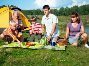 Rodzina podczas pikniku na łące