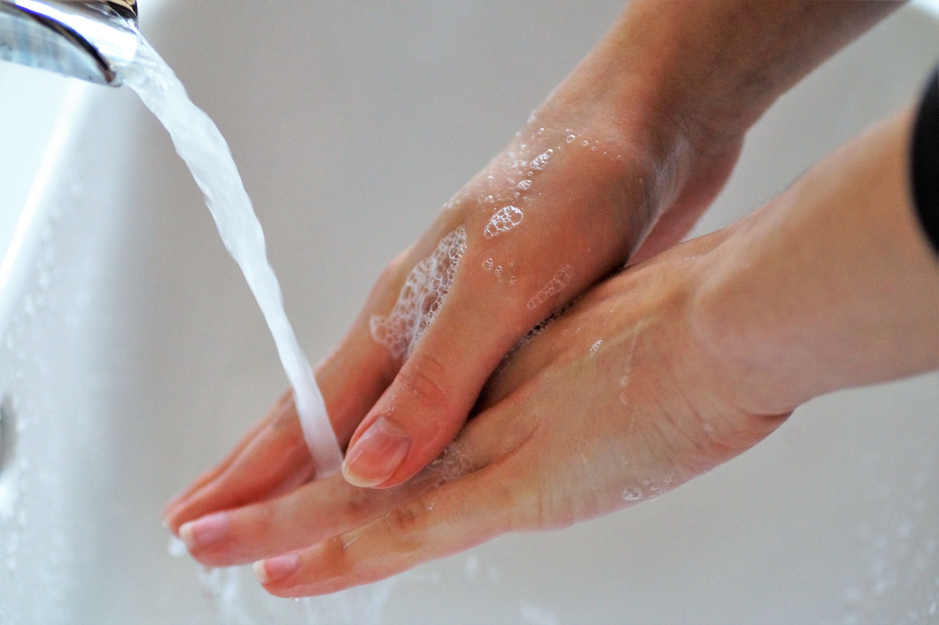 Koronawirus – eksperci zalecają częste mycie rąk. Czy wiesz dlaczego to takie ważne?