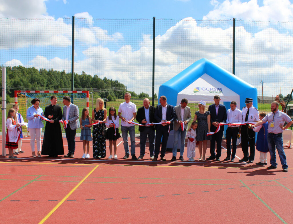Z tego ucieszą się i dzieci, i starsi. Nowe boisko sportowe w Łebieńskiej Hucie otwarte