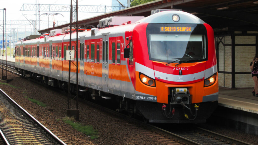 Jeśli nad morze albo nad jeziora, to tylko pociągiem. Letni rekord frekwencji w pomorskich pociągach