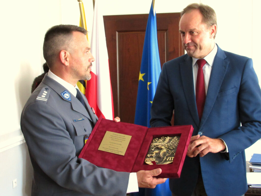 Kryminalistycy z Pomorza będą mieli nowy sprzęt do badań na miejscu wypadku czy przestępstwa. Marszałek przekazał im 350 tys. zł