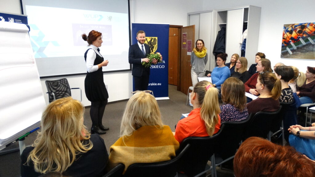 Niezwykły prezent z okazji Dnia Kobiet. Bezpłatne warsztaty i spotkania dla pań szukających pracy [MARZEC NA OBCASACH]