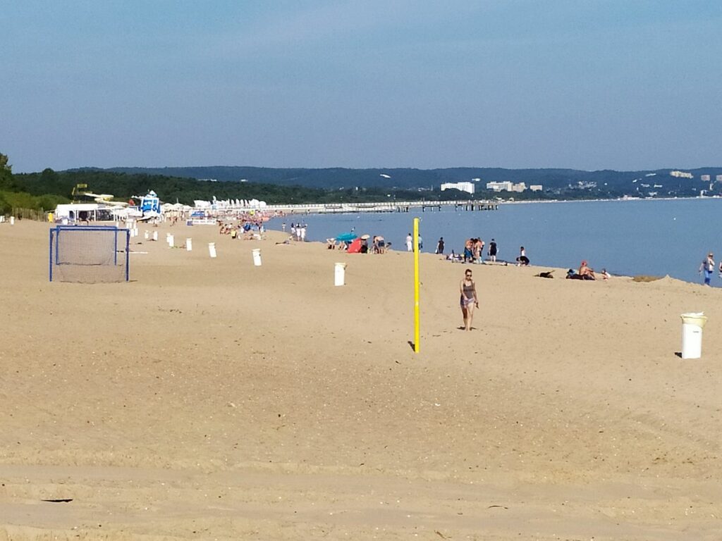 Wypoczynek na plaży i kąpiele wodne w czasie epidemii możliwe pod pewnymi warunkami. Dowiedz się, jakimi