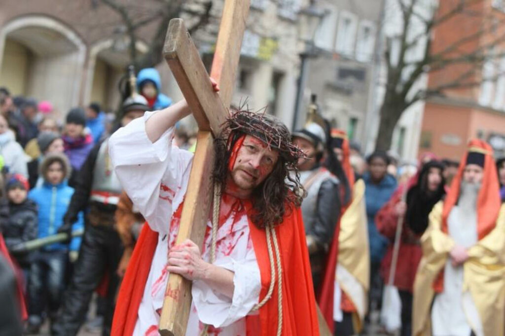 W Gdańsku osądzą Jezusa. W Wejherowie powędrują przez kalwarię. Misteria Męki Pańskiej w Wielki Piątek