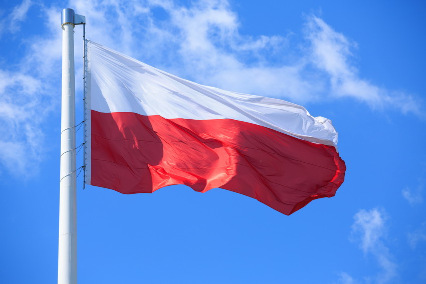Biało-czerwona majówka. Trzy dni z polską flagą na masztach, budynkach urzędów i domach