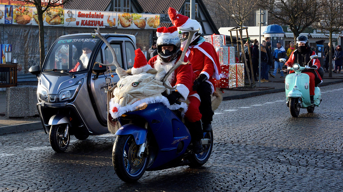 Za nami wielka parada Mikołajów na motocyklach. Zebrali pieniądze na 12 tysięcy obiadów dla dzieci [ZDJĘCIA]