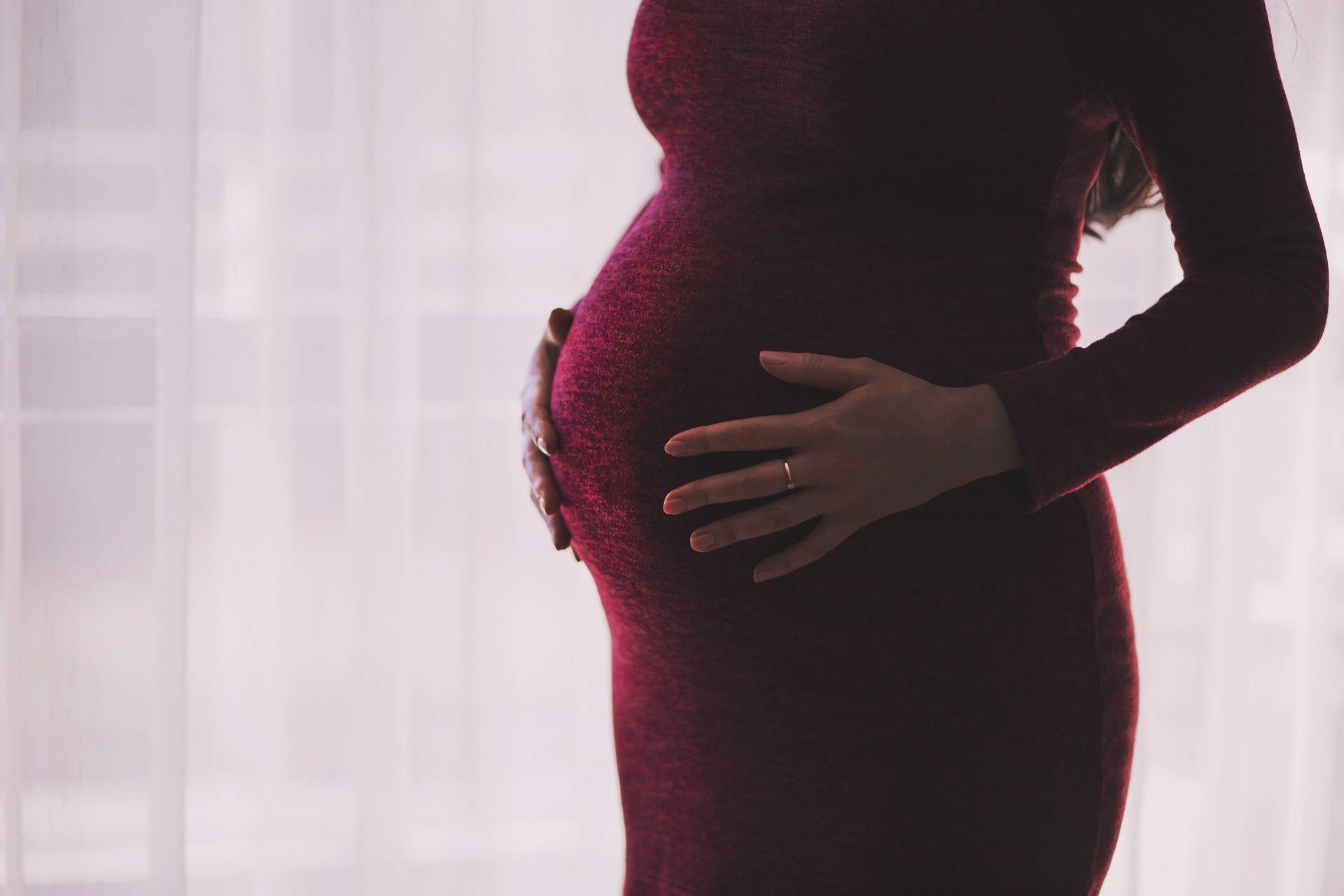 Czy ciążą w czasach koronawirusa jest bezpieczna? Jak wygląda opieka nad ciężarną?