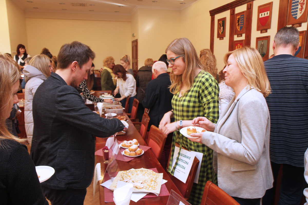 degustacja pączków i ciastek