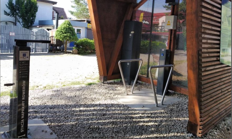 Pilotażowa wiata rowerowa w Poddąbiu, gm. Ustka