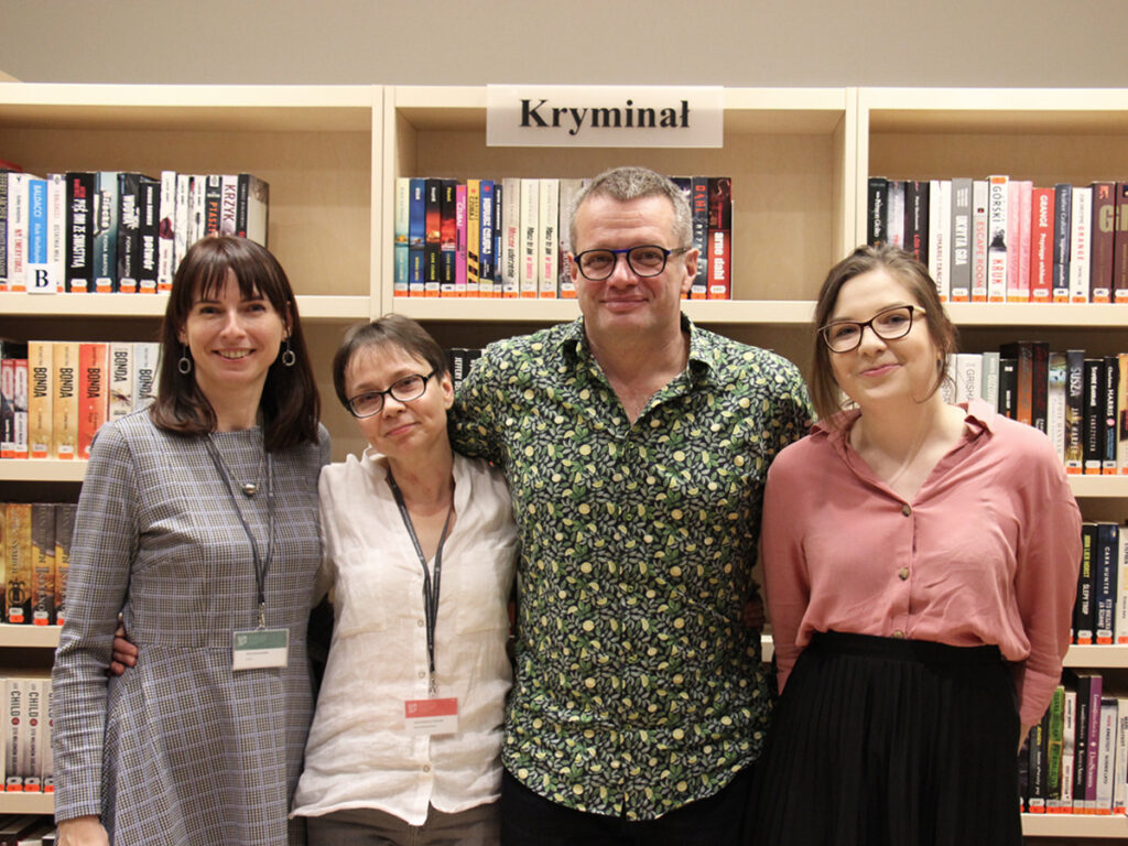 Biblioteka w Brzeźnie jest już otwarta. Czytelników zaskoczy tam obecność… huśtawki