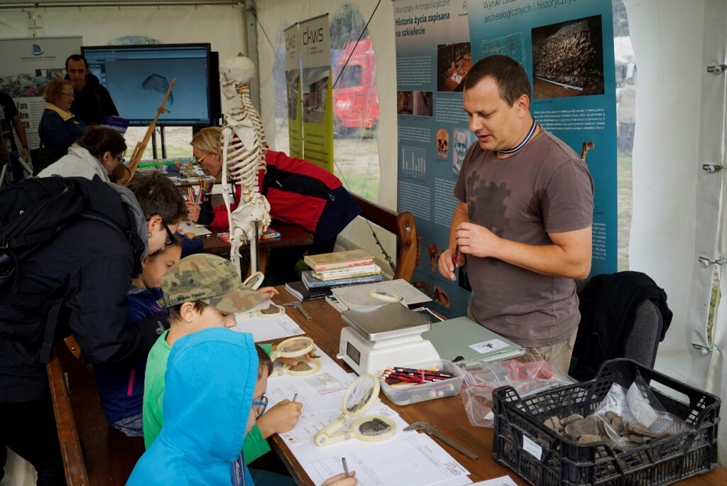 Poznaj tajniki pracy na wykopaliskach i historię gdańskiego Zamczyska. Weekend warto spędzić z archeologią