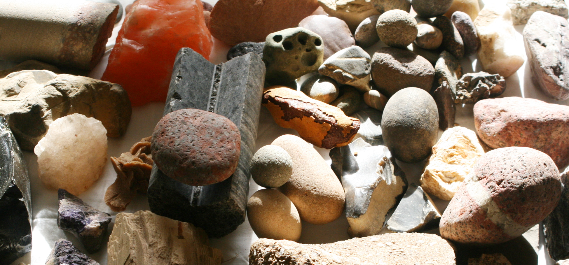Zwykłe polne kamienie oraz piękne minerały. Na tej wystawie każdy eksponat ma swoją wagę i historię