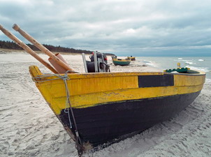 Łódka na brzegu morza