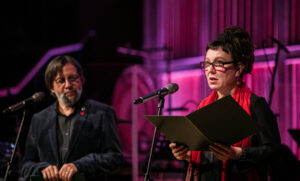 Laudację na cześć poetki wygłaszają: przewodniczący jury Krzysztof Czyżewski oraz Olga Tokarczuk, laureatka Literackiej Nagrody Nobla