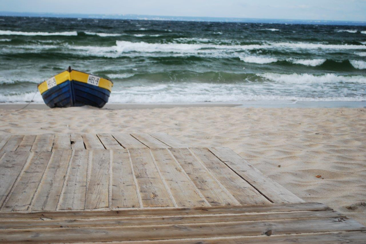 Plaża nad Bałtykiem z łodzią rybacką