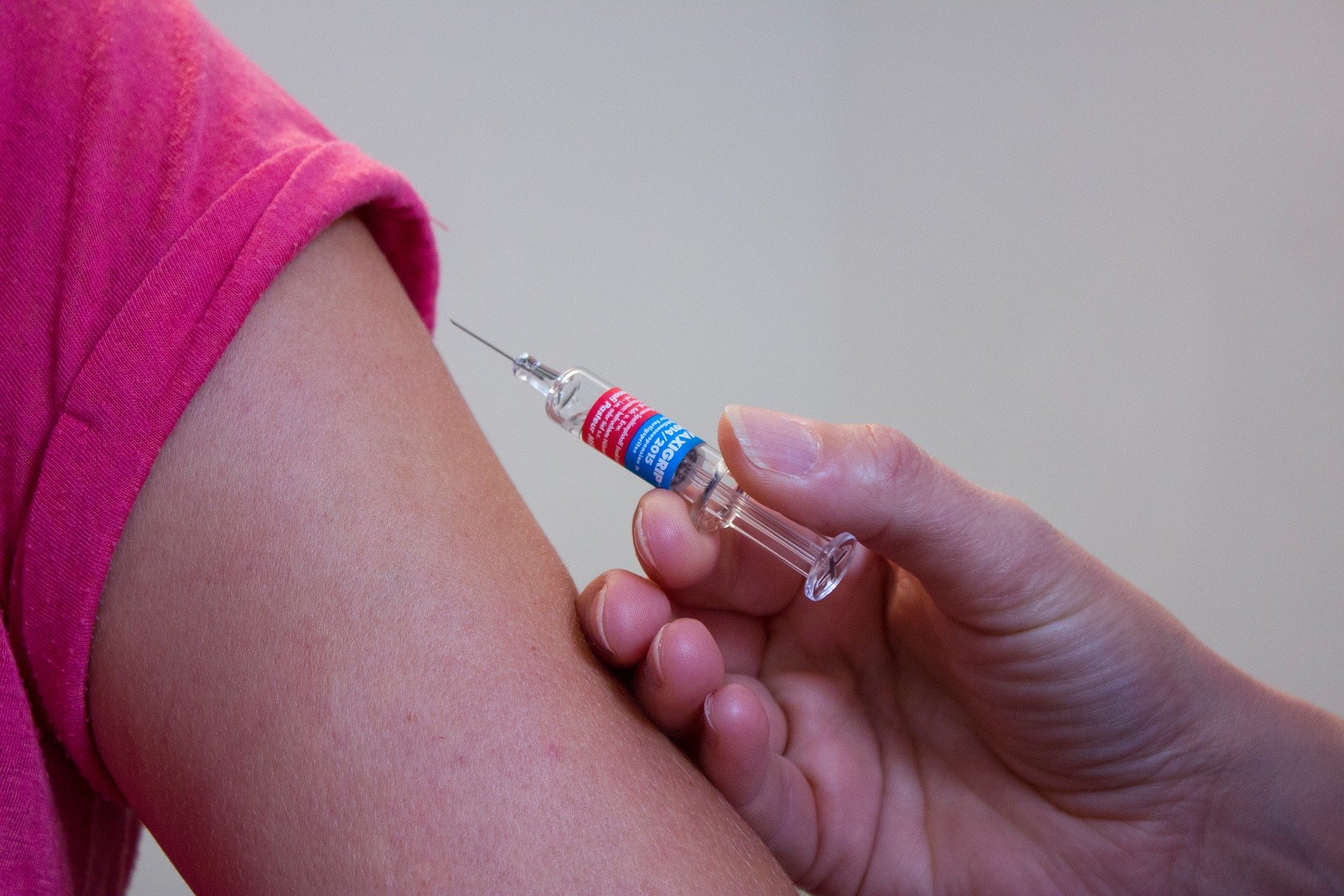 Farmaceuci alarmują: „brakuje szczepionek przeciwko grypie, a mamy pandemię”