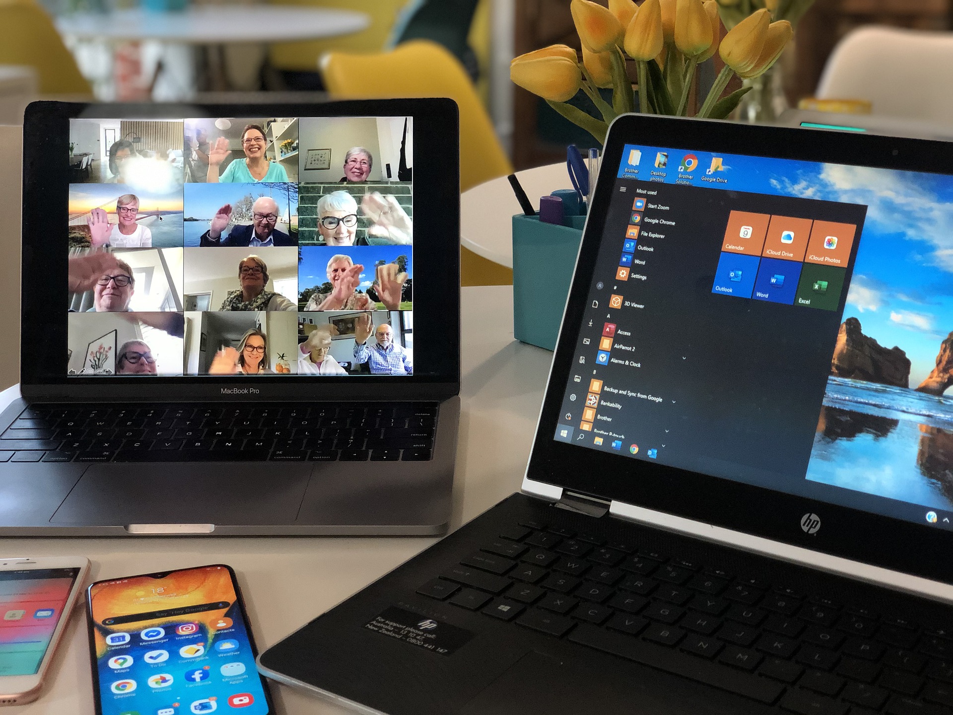 Spotkanie online na ekranach laptopów