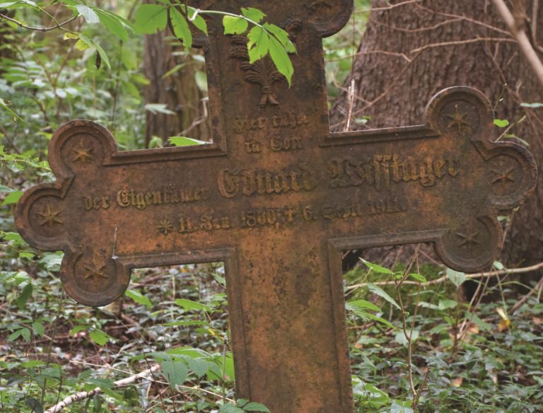 Żeliwny krzyż na cmentarzu w gminie Słupsk