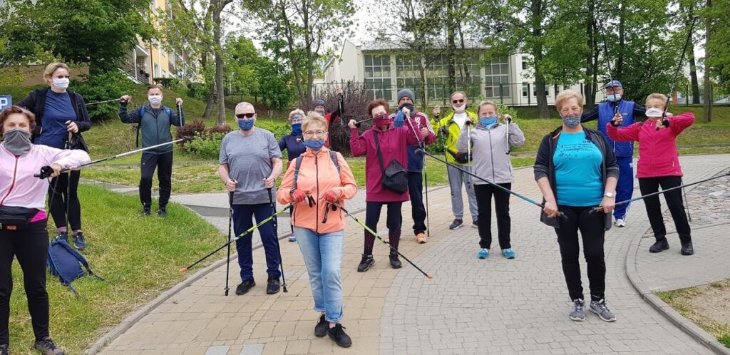 Pomorscy seniorzy mimo pandemii grają w tenisa, piłkę nożną i biegają