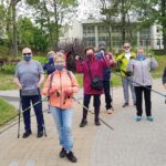 Seniorzy podczas treningu Nordic Walking