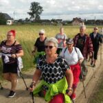 Seniorzy podczas treningu Nordic Walking