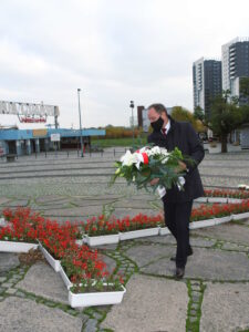 Marszałek Struk składa kwiaty pod pomnikiem Poległych Stoczniowców