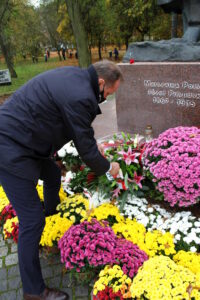 Marszałek Struk składa kwiaty pod pomnikiem Józefa Piłsudskiego